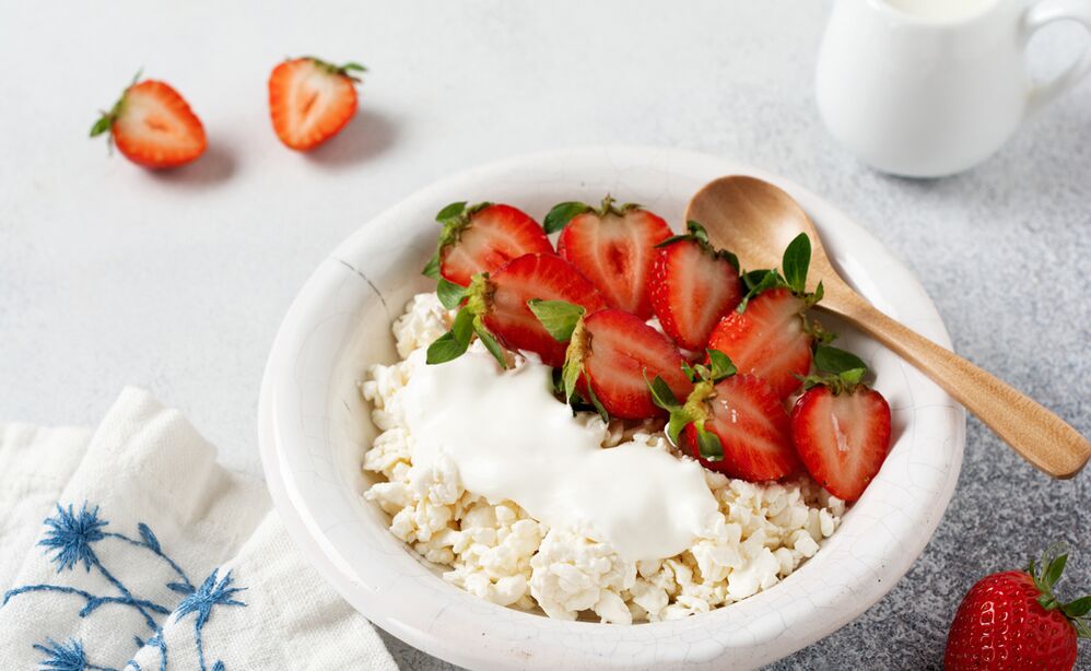 Cottage cheese with strawberries – a healthy breakfast for anyone who wants to lose weight