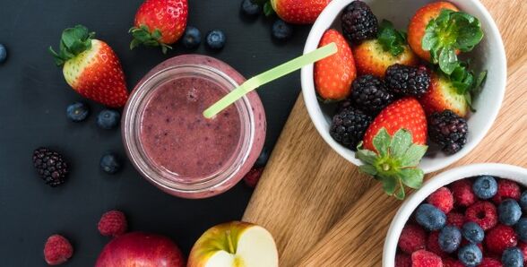 Apple smoothie with berries – a diet drink for good digestion